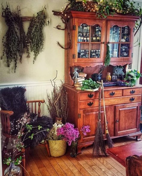 Witch Cottage Interior, Practical Magic House, Gothic Living Room, Mansion Kitchen, Fall Apartment Decor, Witchy Kitchen, Homestead House, Studio Apartment Living, Cottage Aesthetic