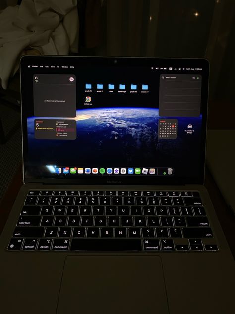 Macbook Desktop Ideas, Macbook Organization, Macbook Ideas, Macbook Setup, Macbook Hacks, University Organization, Macbook Air M1, Iphone Information, Aesthetic Types