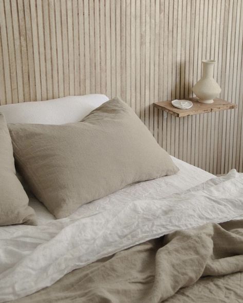 21 Beige Bedroom Ideas That Won't Give A 'Beige' Reception 19 Bedding Ideas Organic Modern, Master No Headboard, Luxury Neutral Bedroom Design, Earthy Master Bed, Oatmeal Linen Bedding, Parachute Linen Bedding, Natural Color Bedding, Organic Bedding Ideas, Bedroom Linen Ideas