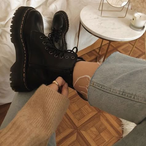 Platform Combat Boots Outfit, Combat Boots Aesthetic, Boot For Men, Outfit Botas, Dr Martens Outfit, Dr Martens Jadon, Platform Combat Boots, Doc Martens Boots, Shoes Outfit Fashion