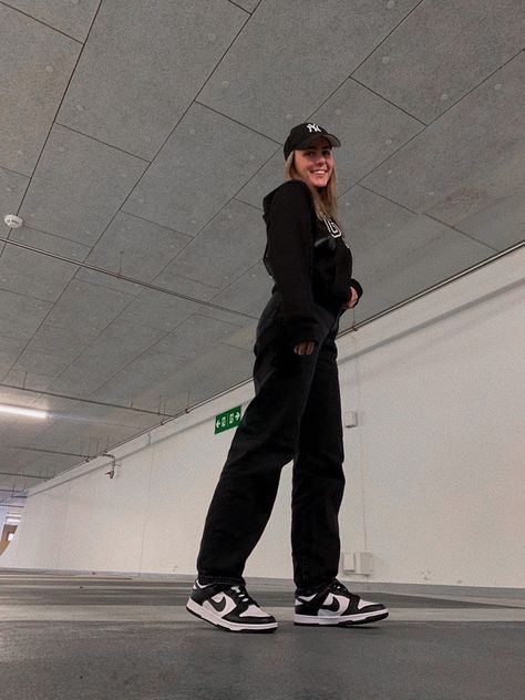 Outfit Con Dunk, Dunk Low Panda Outfit Women, Panda Dunks Outfit Women, Nike Panda Dunks Outfit, Black Baggy Outfit, Nike Dunks Outfit Woman Street Styles, Nike Dunks Low Outfit Woman, Day Party Outfit Black Women, Women Dunks