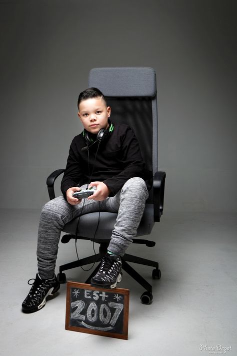 Boys 11 Year Old Picture Idea Est. 2007 Gamer Boy 10th Birthday Photoshoot, Birthday Photoshoot Ideas Boys, Boy Birthday Pictures, Photoshoot Boy, Boy Photoshoot, Teenager Boys, Senior Photos Boys, Boy Photo Shoot, Gamer Boy