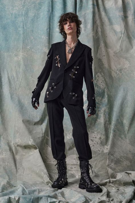 Moschino Pre-Fall 2023 Menswear Collection Punk Outfits Men, Prefall 2023, Punk Prom, Gothic Fashion Men, Punk Style Outfits, Pre Fall 2023, Punk Men, Goth Guys, High Fashion Men