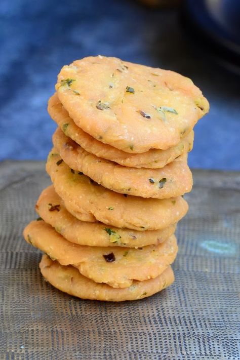 Mathri Recipe, Methi Recipes, Gujarati Snacks, Diwali Snacks, Dhokla Recipe, Puri Recipes, Indian Appetizers, Breakfast Recipes Indian, Diwali Food