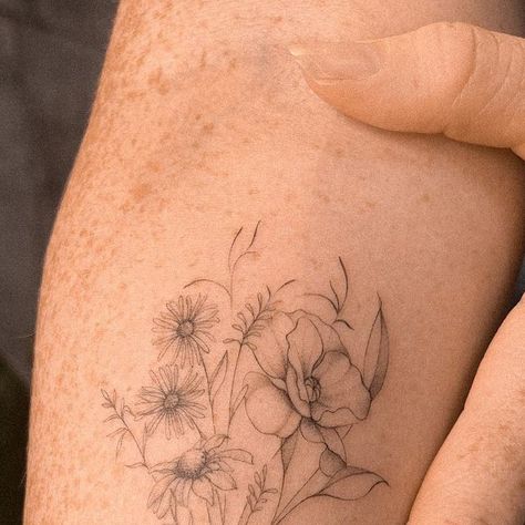 Alina Meshadi | Fineline Tattoo Artist on Instagram: "Aster, daisy and poppy birth flowers tattoo for gorgeous mama! ♡ Thank you Lauréanne ! #birthflowerstattoo #bouquettattoo #finelinetattoo" Holly Flower Tattoo, Birth Flowers Tattoo, Holly Flower, Fineline Tattoo, Bouquet Tattoo, Birth Flower Tattoos, Flowers Tattoo, Fine Line Tattoos, Tattoo Ink