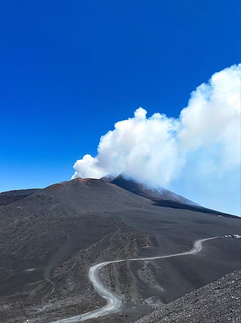 #etna #italy #sky #vulcano Summer Dump, Etna Volcano, Catania Sicily, Beautiful Word, Italy Summer, Catania, Volcano, Sicily, Beautiful Words