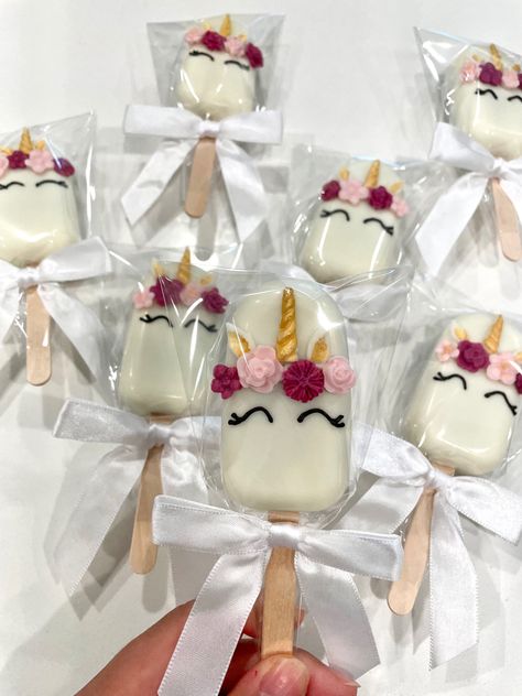 Simple but very cute unicorn cakesicles Cakecicles Ideas, Unicorn Cakesicles, Cute Unicorn, Quick Saves