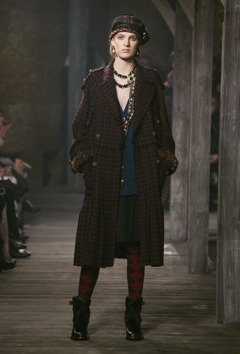 Tartan Coat, Pre Fall Fashion, Moda Chanel, Chanel Runway, The Cardigans, Mode Chanel, Chanel Collection, Paris Mode, Chanel Couture