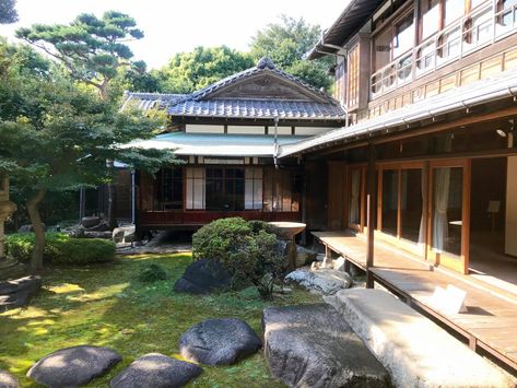 Traditional Japanese House Exterior, Japan House Exterior, Japanese House Exterior, Japanese Mansion, Old Japanese House, Japan Traditional House, Houses In Japan, Traditional Japanese Architecture, Japanese Style House