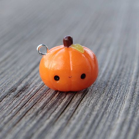 #kawaii #charms #polymer #clay #pumpkin Fimo Kawaii, Polymer Clay Halloween, Halloween Clay, Polymer Clay Kawaii, Polymer Clay Diy, Polymer Clay Animals, Cute Polymer Clay, Polymer Clay Miniatures, Clay Food