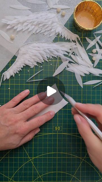 Wafer Paper Wings Tutorial, Wafer Paper Wings, Paper Birds Craft, Angel Wings Easy, Angel Wings Cake, Flower Cookies Bouquet, How To Make Wings, Fondant Butterfly, Cricut Cake