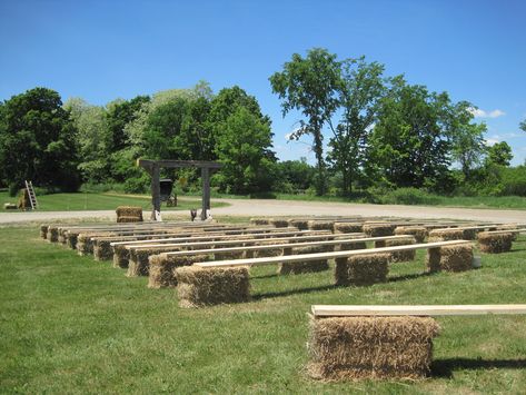 Seating Wedding Ideas, Hay Bale Seating Wedding, Hay Bale Wedding Decorations, Hay Bale Wedding, Hay Bale Seating, Seating Wedding, Wedding Ceremony Chairs, Rustic Farm Wedding, Ceremony Chairs