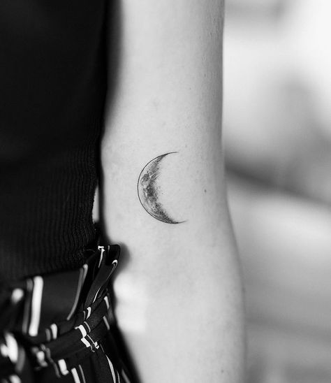 Matching Tats, Moon Tattoo Designs, Tattoo Equipment, Thigh Tattoos Women, Small Tattoos For Guys, Beauty Mark, Classy Tattoos, Pretty Tattoos, Moon Tattoo