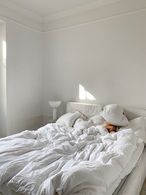 White Sheets, Redecorate Bedroom, White Bedroom, Room Inspiration Bedroom, Room Ideas Bedroom, Aesthetic Bedroom, Dream Rooms, Dream Bedroom, Minimalist Bedroom