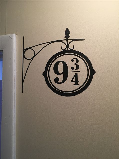 Harry Potter Wall Drawings, Wall Painting Harry Potter, Hogwarts Platform 9 3/4, Harry Potter Theme Wall Painting, Hogwarts Houses Drawings Easy, Harry Potter Mural Ideas, Harry Potter Wand Painting, Harry Potter Vinyl Ideas, Harry Potter Wall Hanging