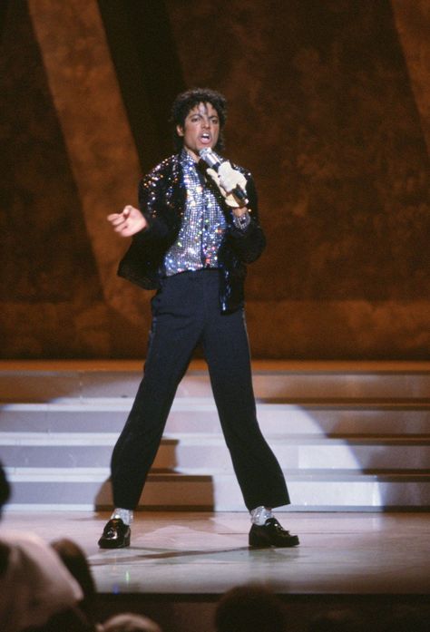 Know this performance? His fist moonwalk onstage while performing Billie Jean... ❤️❤️❤️ Michael Jackson Billie Jean, Thriller Michael Jackson, Jackie Jackson, Billy Jean, Jean Outfit, Michael Jackson Thriller, Patrick Stewart, Joseph Jackson, Charles Xavier