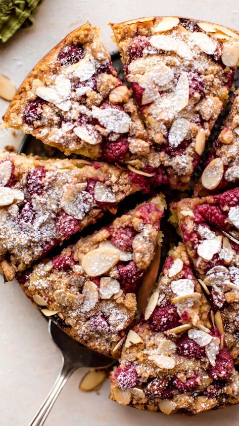 Simple and unassuming, this raspberry almond crumb cake is tender and buttery, a balanced contrast to the crunchy cinnamon crumbles on top. Paired with toasted almonds, juicy raspberries, and a dusting of confectioners’ sugar– it was love at first bite. Recipe on sallysbakingaddiction.com Glutenfri Baking, Breakfast Cake Recipes, Beaux Desserts, Crumble Cake, Raspberry Almond, Fresh Raspberries, Coffee Cake Recipes, حلويات صحية, Crumb Cake