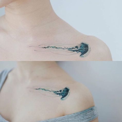 Jellyfish tattoo on the left collarbone/shoulder. Tattoo artist: Sol Tattoo Jellyfish Tattoo, Bone Tattoos, Inspiration Tattoos, Collar Bone Tattoo, Waves Tattoo, Tattoo Feminina, Small Tattoo Designs, Great Tattoos, Little Tattoos