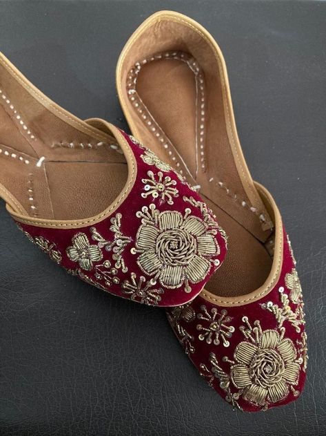 Bridal Jutti Design, Mojri Jutti, Punjabi Jutti Design, Punjabi Jutti Wedding, Khussa Designs, Bridal Jutti, Bride Shoes Wedges, Pakistani Khussa, Bridal Sandals Heels