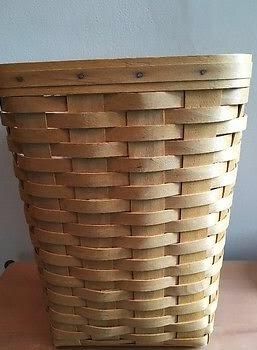 How To Clean Longaberger Baskets, Longaberger Baskets Repurposing, Painted Baskets Ideas, Spray Painted Baskets, Wicker Basket Makeover, Longaberger Basket Ideas, Painting Baskets, Basket Makeover, Dog Food Storage Containers