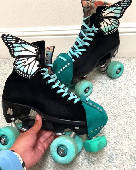 Black moxi lolly rollerskates, with teal and black theme and teal butterfly wings Butterfly Roller Skates, Grunge Roller Skates, Roller Derby Drills, Roller Skates Fashion, Butterfly Boots, Custom Skates, Roller Skating Outfits, Skater Boi, Skate Vibes