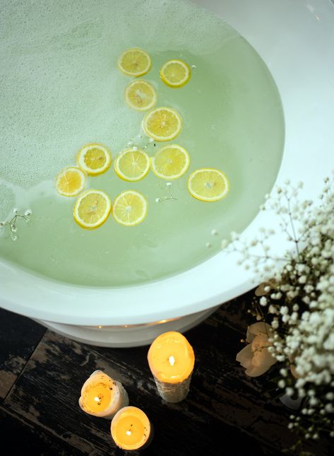 Oranges, lemons, limes, and grapefruit, our most prevalent citrus fruits, offer several benefits for our skin and relaxation. The alpha hydroxyl acids help exfoliate our skin the skin as well as having an antiseptic and detoxifying effect. Citrus scents are also very refreshing and relaxing. Just picture yourself lying in a nice warm bath with candles glowing and a nice cooling mask on your face. Hot Tub Repair, Homemade Spa Treatments, Citrus Bath, Homemade Spa, Spa Day At Home, Best Spa, Natural Soy Wax Candles, Candle Collection, Citrus Scent