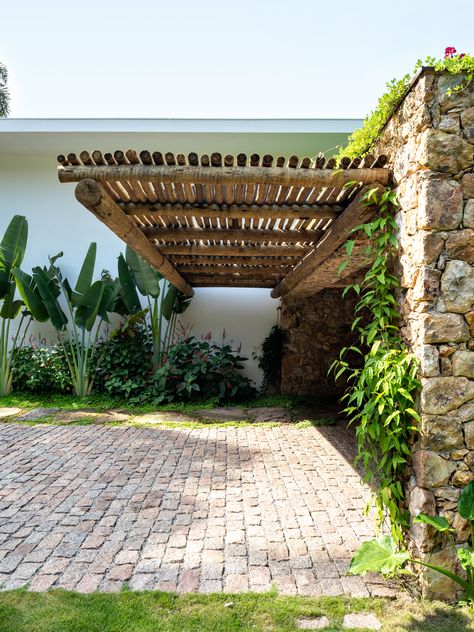 Gallery of IP 01 House / Studio Gabriel Garbin Arquitetura - 2 Architectural Canopy, Joshua Tree House, Luxury Safari Lodge, Bamboo Structure, House Studio, Shepherds Hut, Terrace Design, Exterior Decor, Stone House