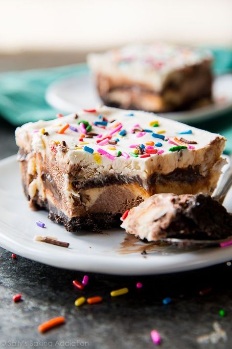 Easy 5 Layer Ice Cream Cake | Sally's Baking Addiction Layered Ice Cream Cake, Best Ice Cream Cake, Ice Cream Dessert Recipe, Foodgawker Recipes, Easy Ice Cream Cake, Homemade Ice Cream Cake, Ice Cream Cake Recipe, Pumpkin Recipes Easy, Cake Simple