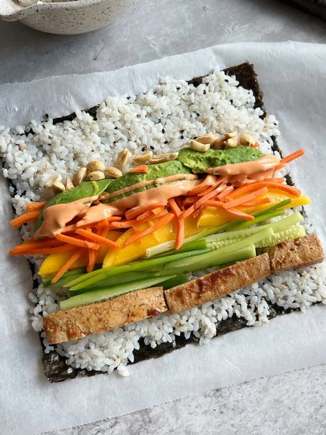 Vegan Sushi Burrito, Vegan Sushi Recipe, Plant Based Sushi, Summer Vegan Recipes, Sushi Veggie, Sushi Vegetarian, Vegetarian Sushi Rolls, Veggie Sushi Rolls, Tofu Sushi