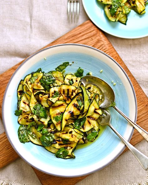 Courgette Salad, Grilled Courgette, Salad With Lemon, Veggie Side Dishes, Vegan Salad, Vegetarian Recipes Easy, Easy Vegetarian, Meat Free, Healthy Salads