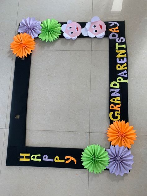 Grandparents Activity For Preschoolers, Grandparents Day Photo Booth Frame, Grandparents Day Picture Frame Craft, Grandparent’s Day Craft, Grandparent Day Decorations, Grand Parents Day Selfie Corner, Grandparents Day Picture Ideas, Grandparents Day Chart Ideas, Grandparents Decoration Ideas