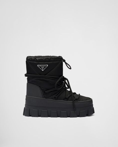 These nylon gabardine après-ski boots are characterized by their sporty, technical allure. The lug tread and enameled metal triangle logo complete this footwear. Trip Clothes, Apres Ski Boots, Black Snow Boots, Prada Collection, Prada Nylon, Ski Boots, Prada Men, Triangle Logo, Ski Trip