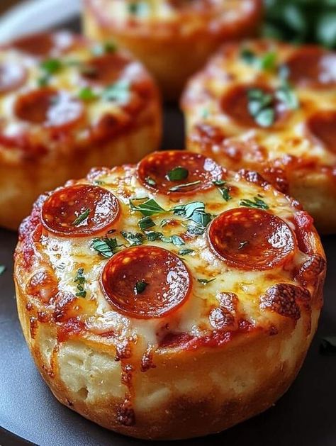 Pepperoni Pizza Bites, Mini Pizza Bites, Pizza Muffins, Pizza Flavors, Pizza Bites, Pizza Recipes Homemade, Favorite Comfort Food, Quick Snacks, Deep Dish