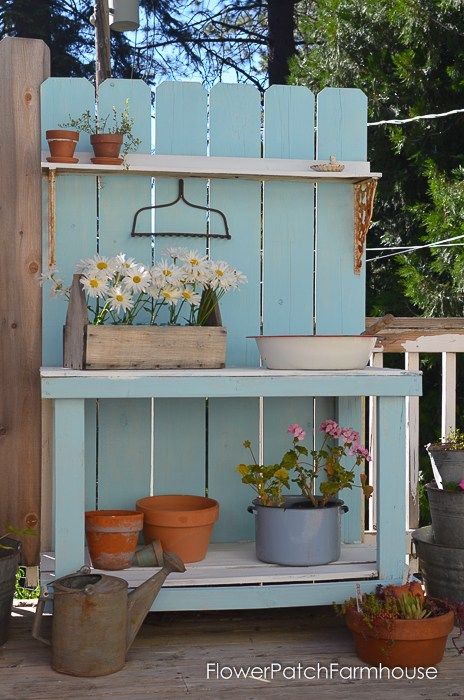 12 DIY Potting Benches with Farmhouse Style - Making it in the Mountains Rustic Potting Benches, Potting Bench Ideas, Pallet Garden Benches, Diy Potting Bench, Diy Bank, Outdoor Potting Bench, Potting Tables, Potting Table, Funky Junk Interiors