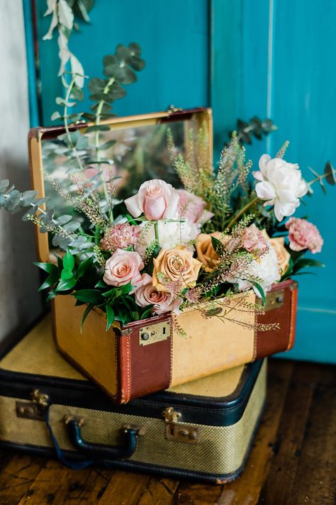 Travel Wedding Theme Decoration, Vintage Suitcase Wedding, Travel Theme Bridal Shower, Travel Bridal Showers, Travel Party Theme, Bridal Shower Activities, Vintage Bridal Shower, Wedding Reception Ideas, Travel Theme Wedding