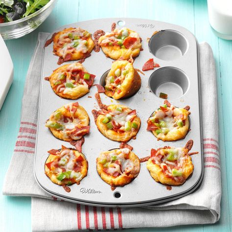 Mini Pizza Cups July 4th Appetizers, Mini Pizza Bites, Crescent Roll Appetizers, Pizza Cups, Crescent Roll Recipes, Pizza Bites, Mini Pizza, Love Pizza, Bbq Party