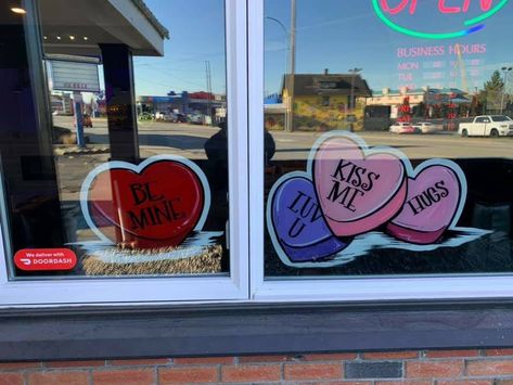 Valentines Door Decorations Classroom, Valentines Window Display, Painted Window Art, Window Markers, Valentine Door Decorations, Christmas Window Painting, Window Mural, Birthday Painting, Window Drawing