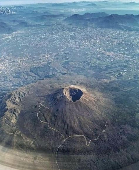 Vesuvio Pompeii Volcano, Mt Vesuvius, Vesuvio Napoli, Campania Italy, Pompeii, Apartment For Rent, Travel Goals, Sardinia, Amalfi Coast