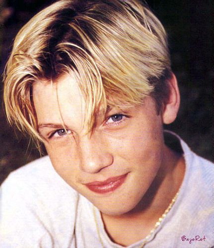 Back in the 90s a lot of boys had the same haircut. People would part their hair in the middle and shave the sides. Exactly how young Leonardo Decaprio. Hairstyle 90s, 1990s Hairstyles, Curtain Haircut, Devon Sawa, 2000s Music, Men 90s, Boy Styles, Middle Part Hairstyles, Asa Delta