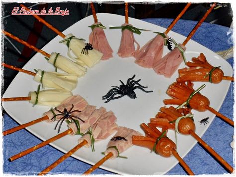 Se acerca HALLOWEEN y aquí os dejo un especial de recetas, para que lo paseéis bien haciéndolas y después degustándolas, son muy fácile... Easy Halloween Snacks, Halloween Buffet, Recetas Halloween, Halloween Food Appetizers, Halloween Appetizers, Halloween Cocktails, Halloween Dinner, Halloween Snacks, Halloween Food For Party