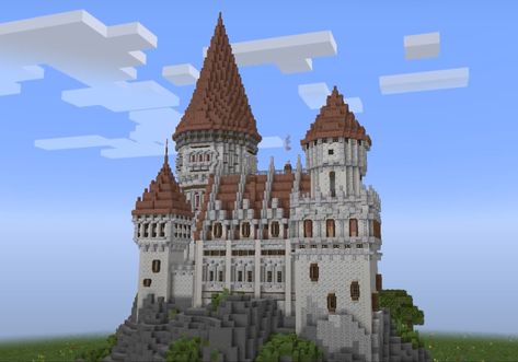 Materials: Granite, Spruce, Diorite, Calcite, and Quartz Diorite Castle Minecraft, Minecraft Castle Designs, Castle Minecraft, Minecraft Building Guide, Castle Ideas, Fantasy City Map, Minecraft Banners, Diy Minecraft, Minecraft Castle