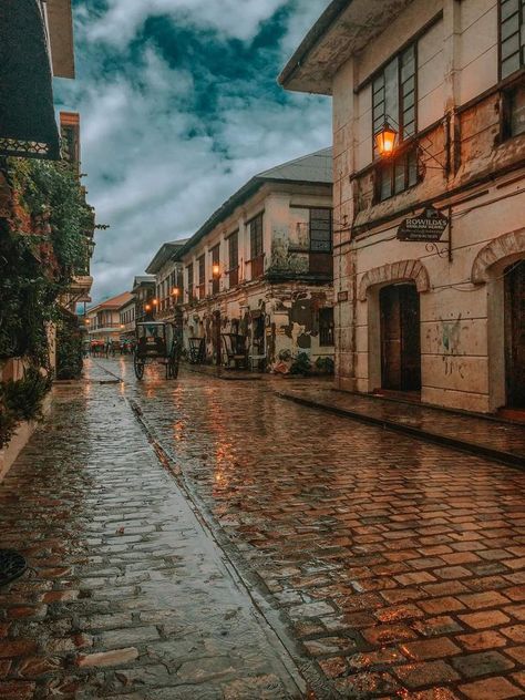 Calle Crisologo Vigan, Vigan Philippines, Kasaysayan Ng Pilipinas, Vigan City, Philippine Architecture, Filipino Architecture, City Streets Photography, Italian Aesthetic, Philippines Culture