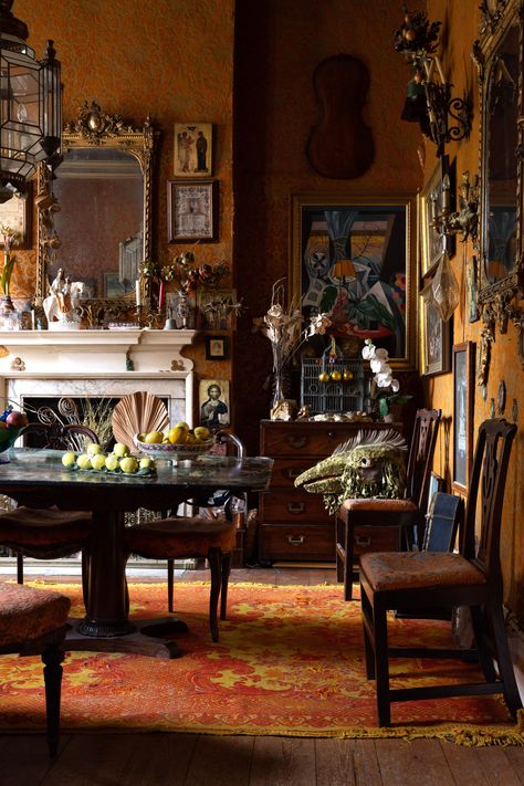 Ann Broadbent’s individualistic art of assemblage produced one-of-a-kind interiors in her house in Crooms Hill, Greenwich 1910 House Interior, 1900 House, Olive Green Bedrooms, 18th Century House, The World Of Interiors, Lounge Ideas, Lodge Decor, World Of Interiors, Glass Domes