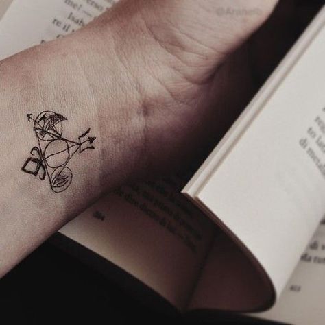 Actually really like this!!! Harry Potter, Divergent, Mortal Instruments, Hunger Games and Percy Jackson Fandom tattoo Tatuagem Percy Jackson, Hunger Games Harry Potter, Percy Jackson Tattoo, Hunger Games Tattoo, Divergent Tattoo, Fandom Tattoos, Bookish Tattoos, Divergent Fandom, Literary Tattoos