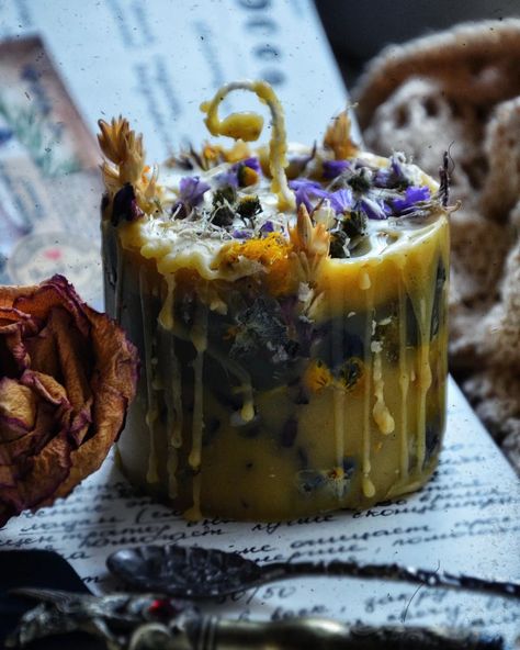 Beeswax, dried daffodils,tulip petals, pansies,ears of wheat, frankincense resin,rose petals,daisies and limonium 💜 Homemade Witchy Candles, Candle Making Room, Bees Wax Candles Diy, Beeswax Candles With Dried Flowers, Fairycore Candles, Beeswax Spell Candles, Beeswax Candles Diy, Witch Hut, Witchy Candles