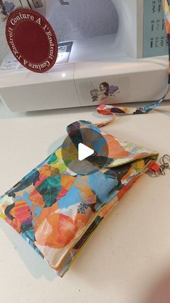 alendroitcouture on Instagram: "Premier tuto 2024 ,retrouve le tuto complet sur ma chaîne youtube (Le lien est dans mes story à la une rubrique tuto ) Pochette téléphone mesures finis L14xH20x P2cm il vous faudra 1x ouate ou renfort thermocollant 1xcoton imprimé 1x coton uni L17 xH54 cm 1x ouate ou renfort thermocollant 1xcoton imprimé 1x coton uni L17 xH42cm 1 xcoton imprimé L4,5cm xH10cm 1x coton imprimé L5xH120cm 2 mousquetons une paire de pressions métalliques ou plastiques retrouvez mes ustensiles couture via mon lien Linktree sur mon profil #amazoninfluencer" Cell Phone Holder Diy, Diy Sac Pochette, Pochette Diy, Sewing Tutorials Bags, Pochette Portable, Diy Textiles, Sewing Machine Basics, Textile Projects, How To Make Purses