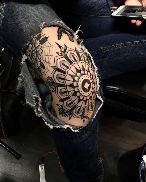 Mandala Arm Tattoo, Tato Mandala, Dotwork Tattoo Mandala, Elbow Tattoos, Tattoos Geometric, Tattoo Traditional, Geniale Tattoos, Traditional Tattoo Art, Old Tattoos