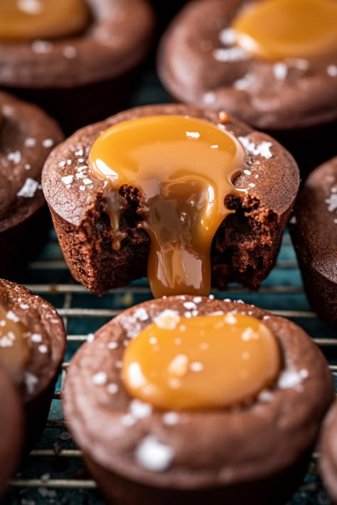 Salted Caramel Brownie Bites - That Oven Feelin Stuffed Brownie Cups, Filled Brownie Cups, Caramel Brownie Bites, Salted Caramel Brownie Bites, Brownie Cupcakes Recipes, Pig Desserts, Mini Brownie Cups, Weekly Dessert, Two Bite Brownies