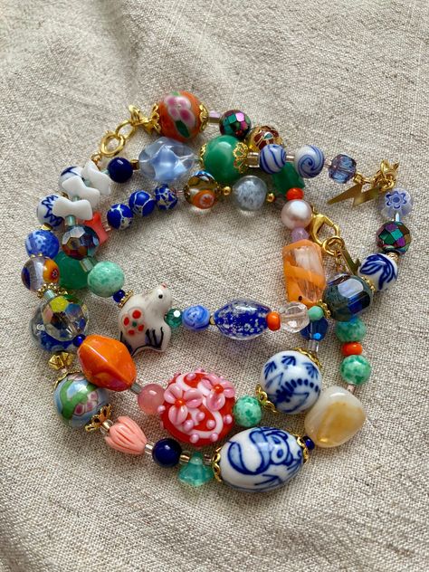 Vintage Beads Jewelry, How To Make Glass Bead Bracelets, Different Types Of Beads, Maximalist Jewelry, Junk Jewellery, Necklaces Beads, Colorful Necklaces, Jewellery Beads, Colourful Jewellery