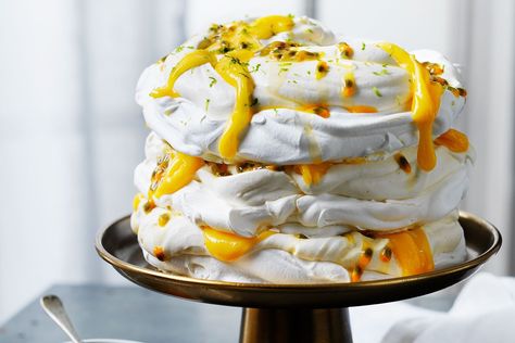 Passionfruit and coconut pavlova stack Coconut Pavlova, Christmas Pavlova Recipe, Best Pavlova, Pavlova Recipes, Christmas Pavlova, Pavlova Cake, Gin Lemon, Pavlova Recipe, Light Desserts